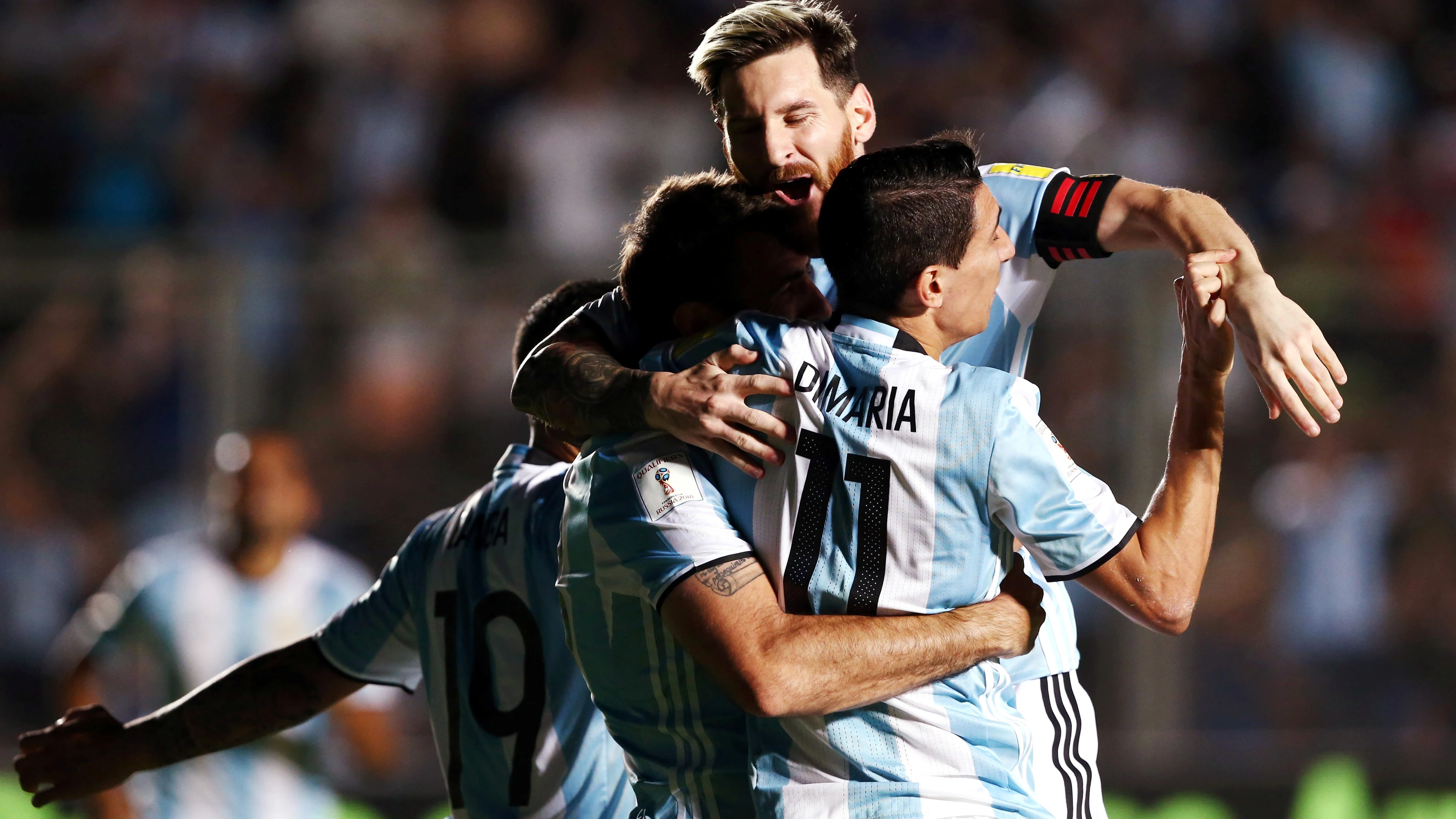Messi celebra con sus compañeros uno de los goles ante Colombia Messi celebra con sus compañeros uno de los goles ante Colombia