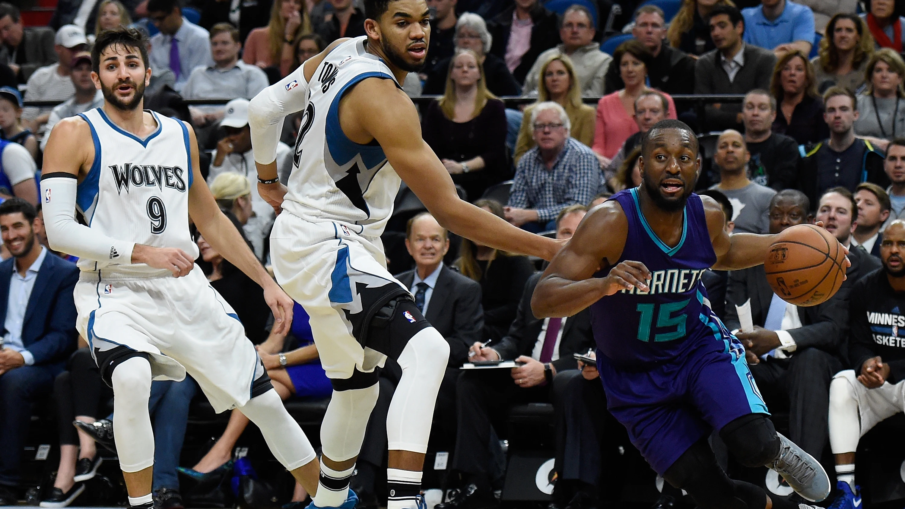 Ricky Rubio observa una jugada de Kemba Walker