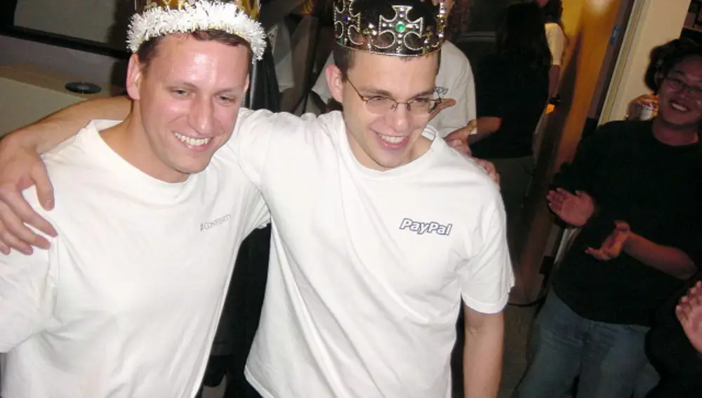 Peter Thiel (izda.) y Max Levchin (dcha.), coronados durante la celebración de la salida a bolsa de PayPal en febrero de 2002