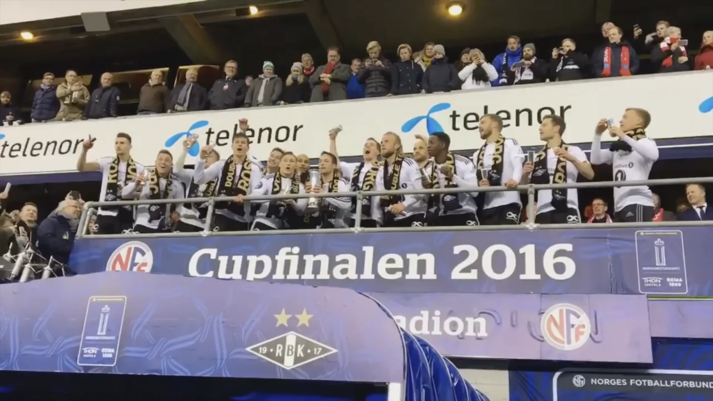 El Rosenborg levantando la copa El Rosenborg levantando la copa