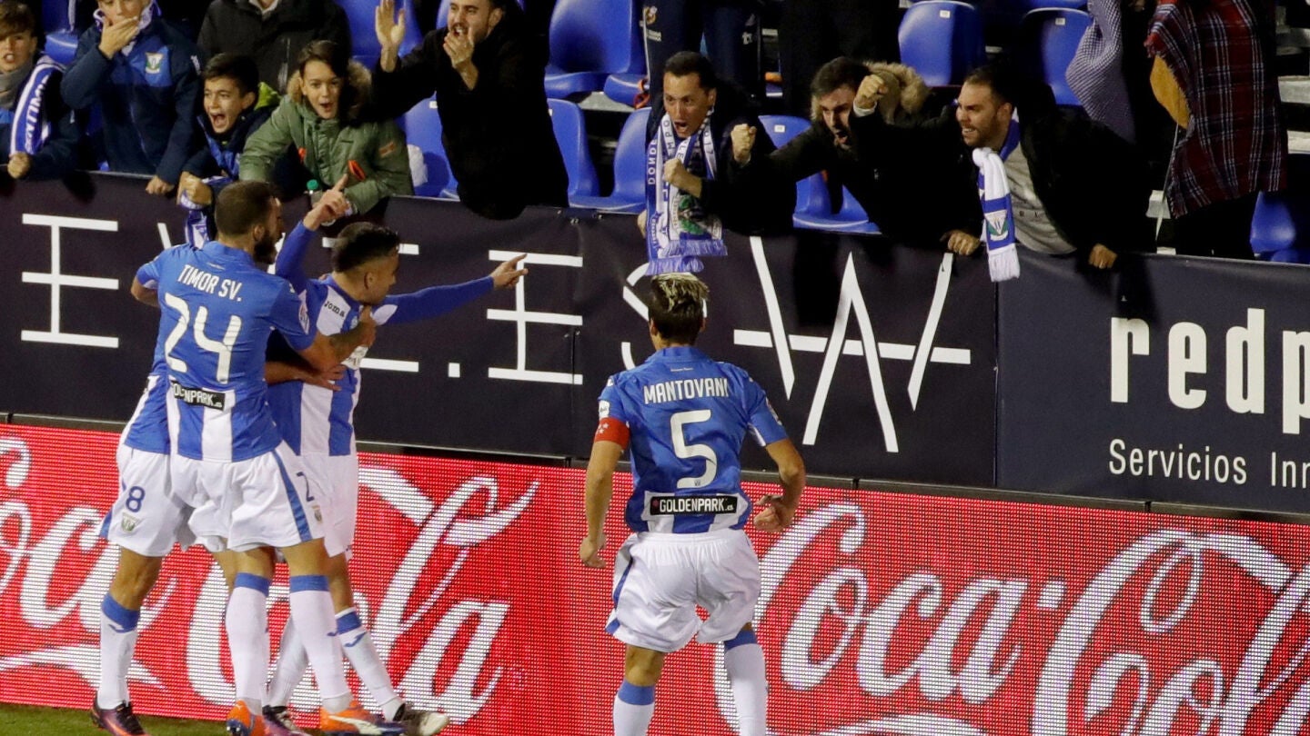 Robert Ib&aacute;&ntilde;ez celebra uno de sus goles ante Osasuna