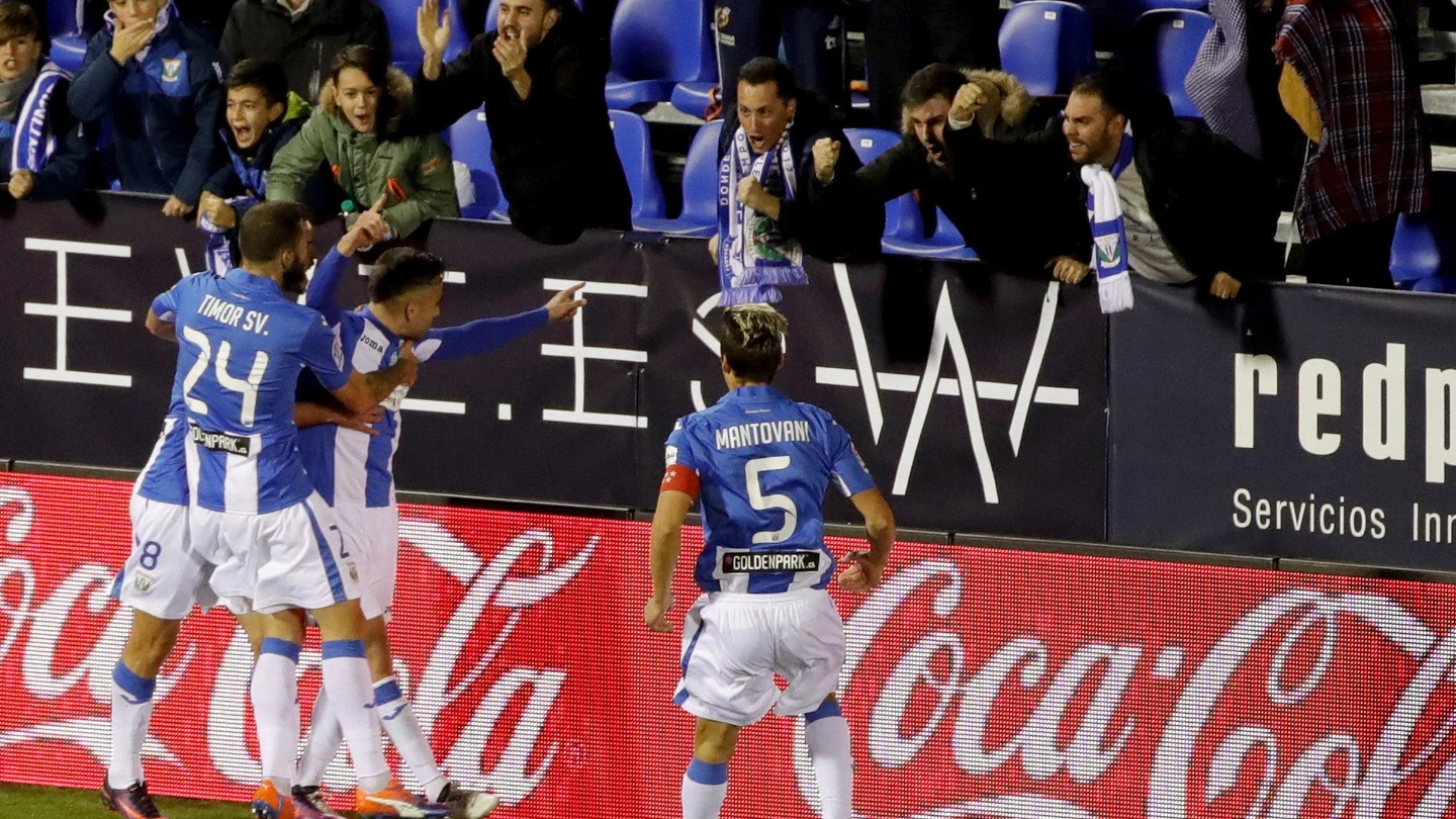 Robert Ibáñez celebra uno de sus goles ante Osasuna Robert Ibáñez celebra uno de sus goles ante Osasuna
