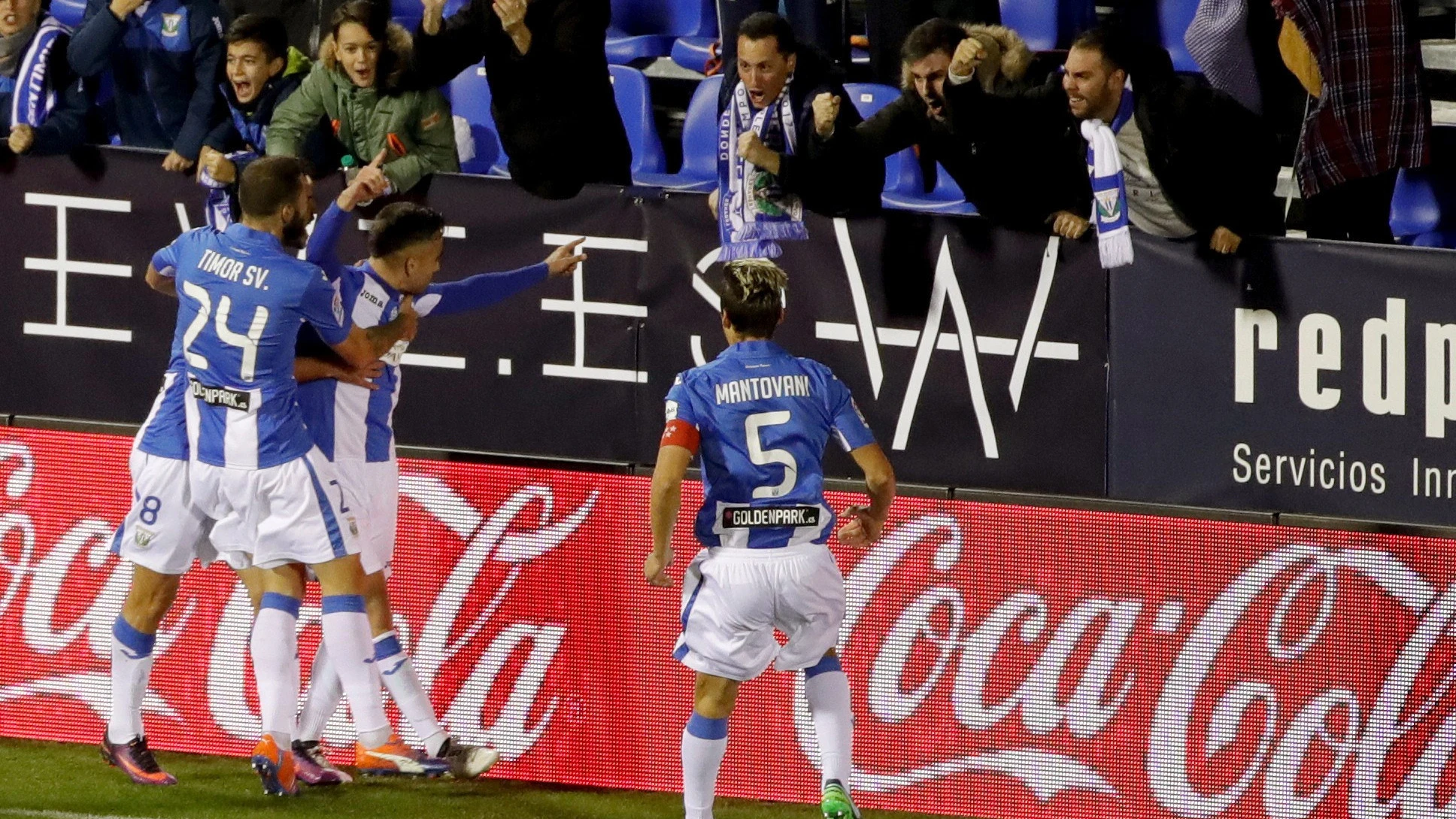 Robert Ibáñez celebra uno de sus goles ante Osasuna