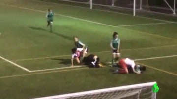 Frame 0.0 de: Brutal pelea en un partido de fútbol femenino en Gran Canaria