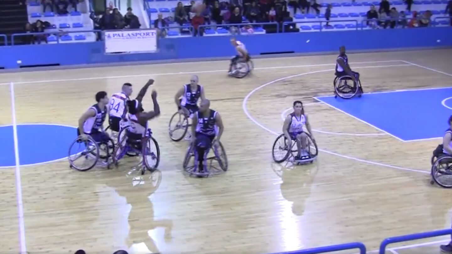 Canast&oacute;n en un partido en silla de ruedas