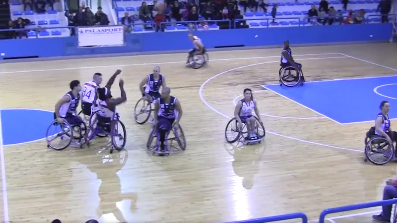 Canast&oacute;n en un partido en silla de ruedas