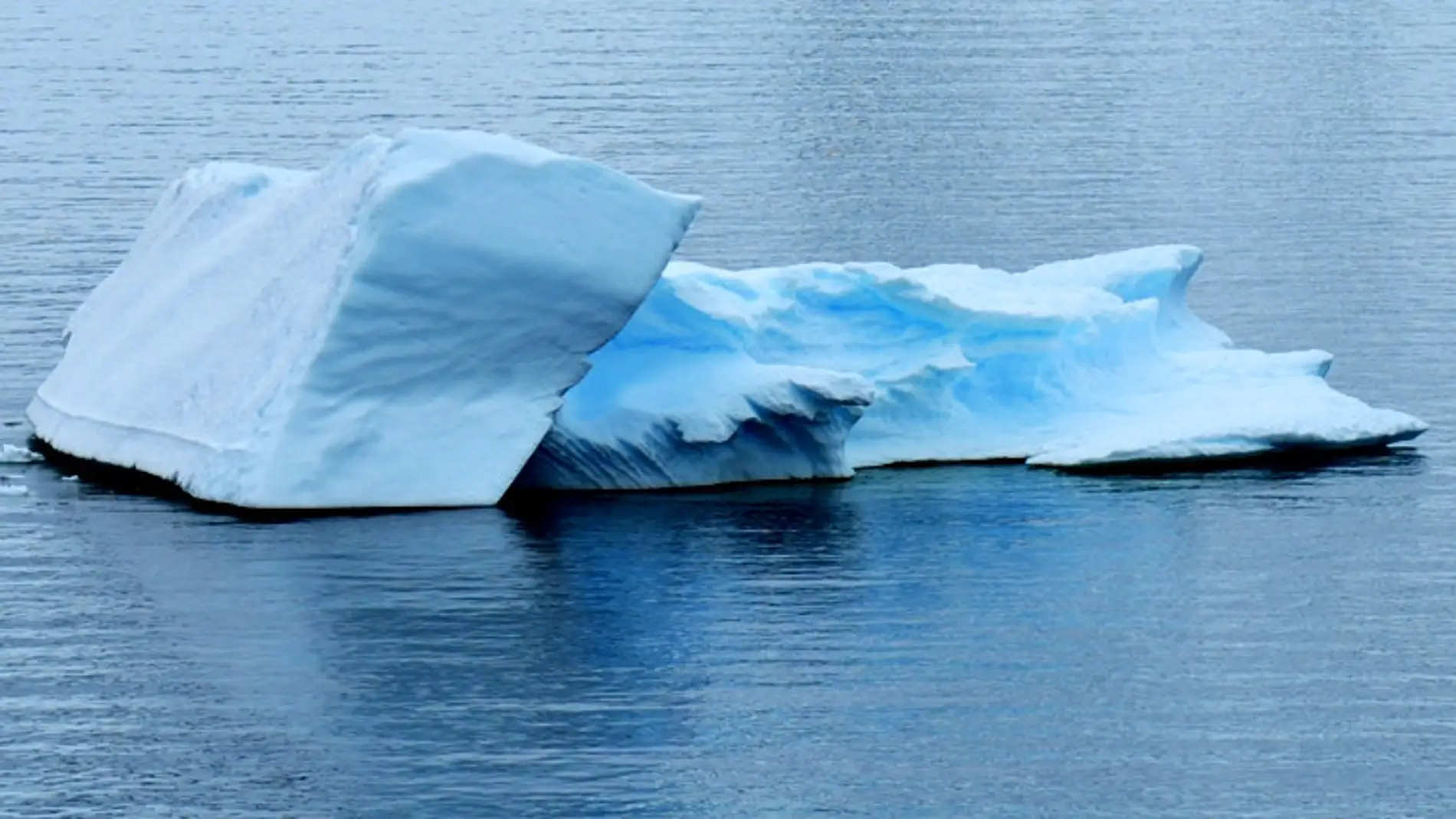 Bloque de hielo en la Antártida