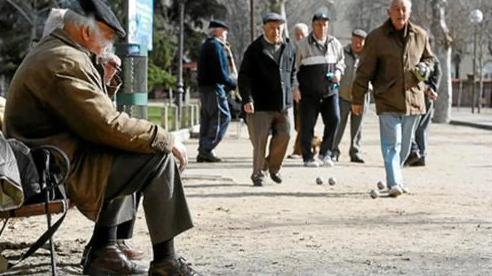 Un grupo de mayores en un parque