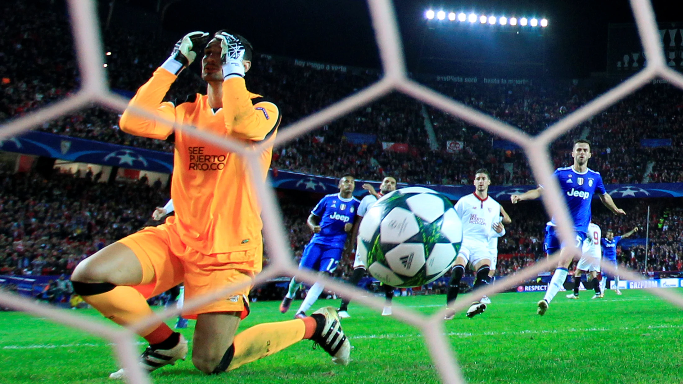 Sergio Rico lamenta el gol marcado por Marchisio Sergio Rico lamenta el gol marcado por Marchisio
