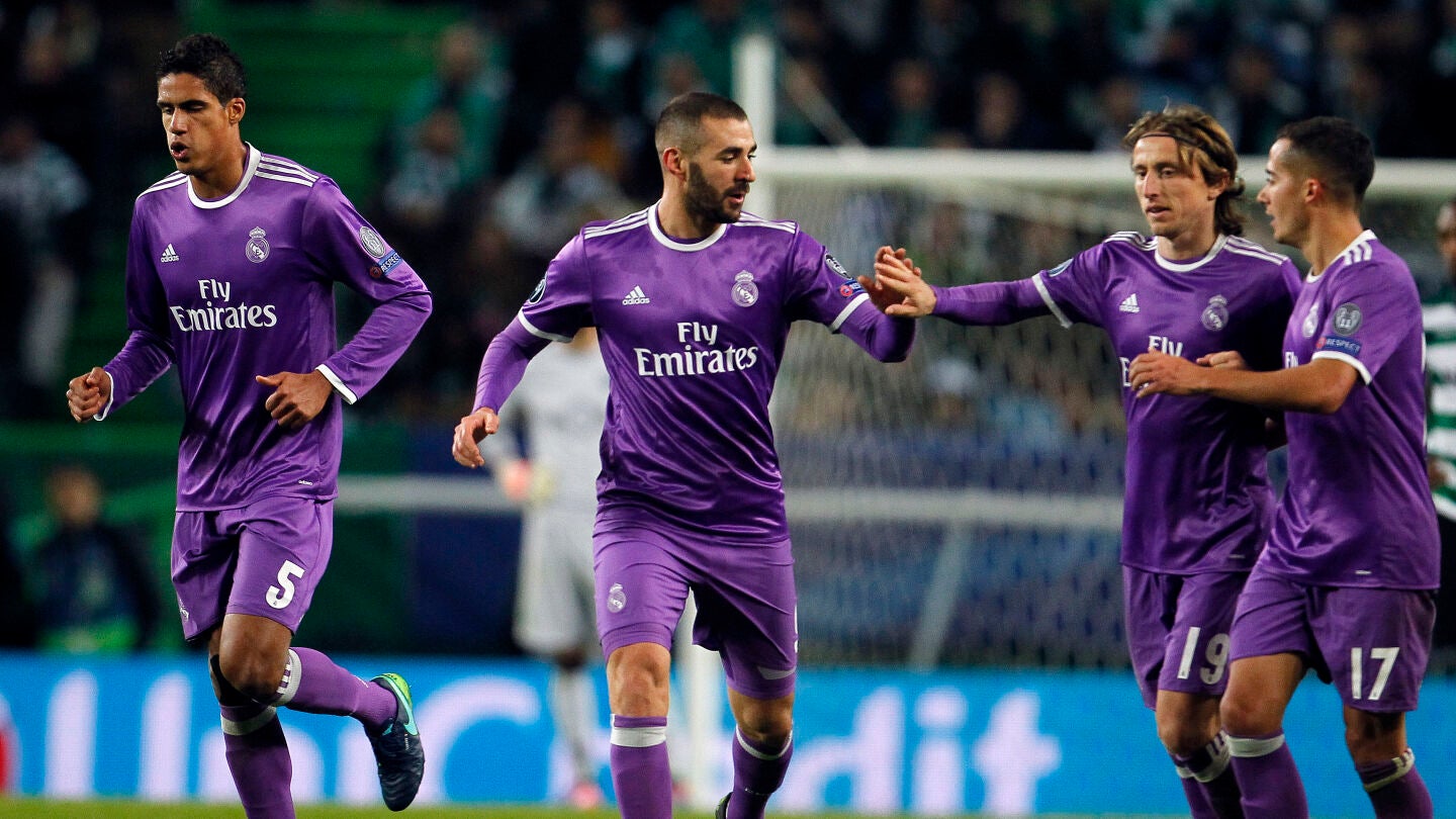 Benzema celebrando su gol con el resto del equipo