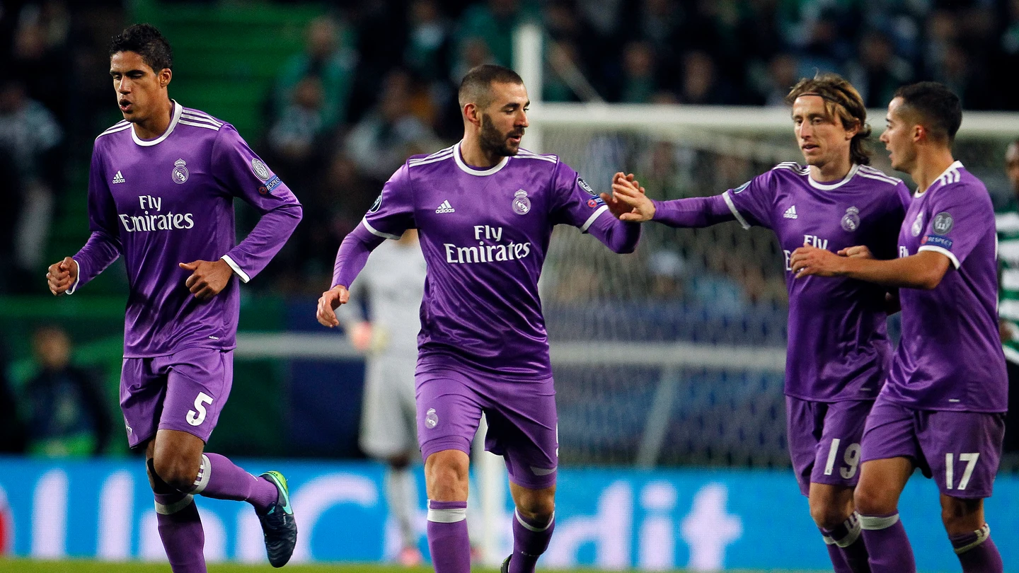 Benzema celebrando su gol con el resto del equipo Benzema celebrando su gol con el resto del equipo