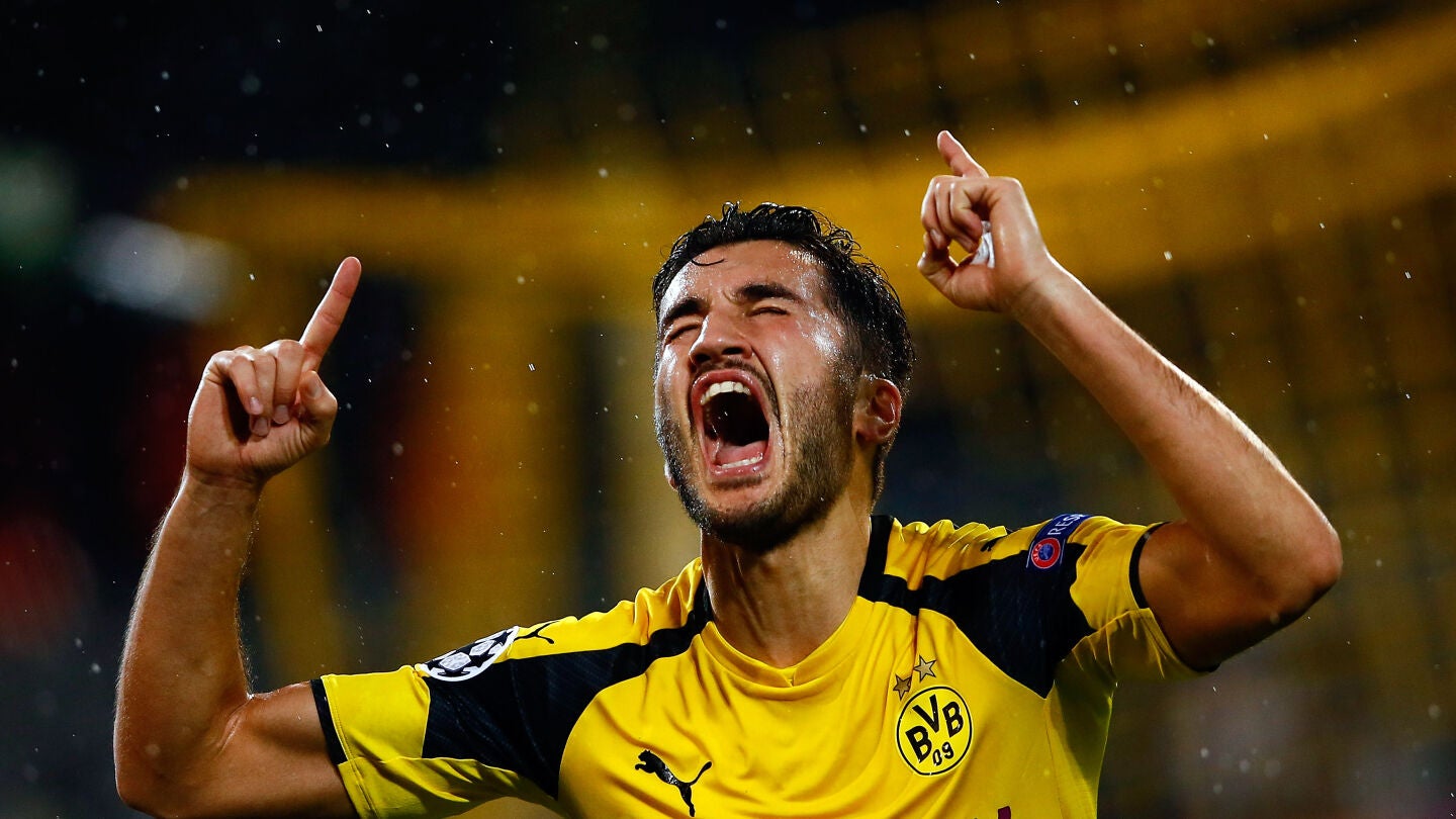 Nuri Sahin celebra su gol contra el Legia