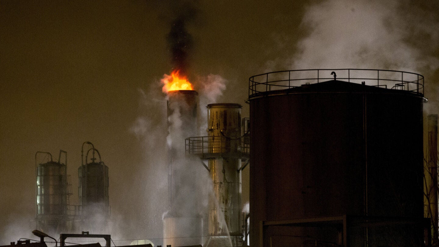 Incendio en una f&aacute;brica de Barcelona