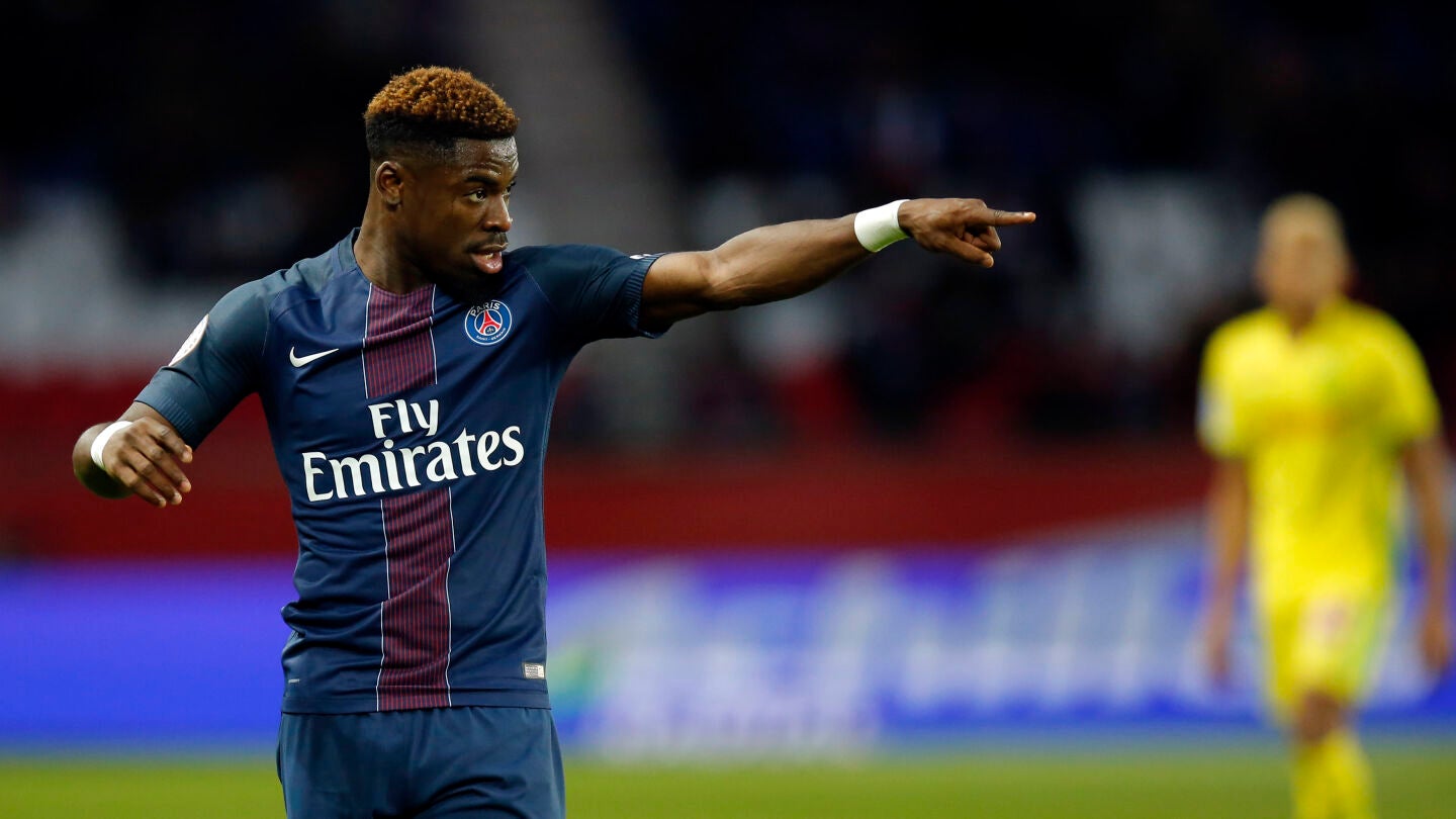 Aurier, durante un partido con el PSG