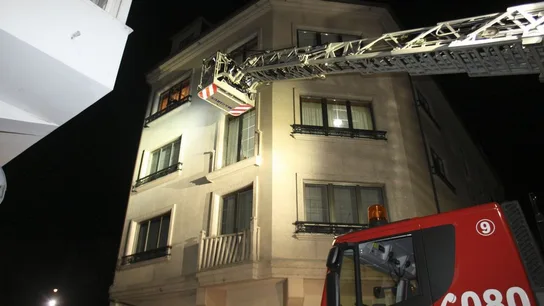 Imagen de los bomberos en el edificio donde se derrumbó uno de los balcones Imagen de los bomberos en el edificio donde se derrumbó uno de los balcones