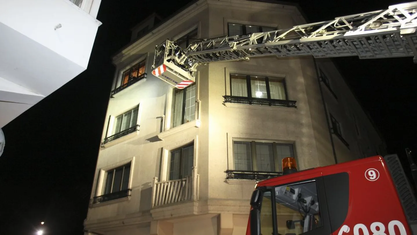 Imagen de los bomberos en el edificio donde se derrumbó uno de los balcones Imagen de los bomberos en el edificio donde se derrumbó uno de los balcones