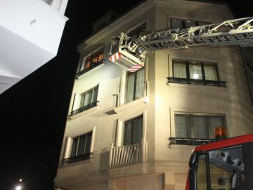 Imagen de los bomberos en el edificio donde se derrumbó uno de los balcones Imagen de los bomberos en el edificio donde se derrumbó uno de los balcones