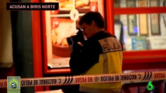 Un agente de policía realiza una fotografía en el bar de Sevilla donde se ha producido la pelea Un agente de policía realiza una fotografía en el bar de Sevilla donde se ha producido la pelea