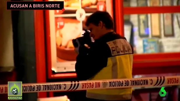 Un agente de policía realiza una fotografía en el bar de Sevilla donde se ha producido la pelea Un agente de policía realiza una fotografía en el bar de Sevilla donde se ha producido la pelea