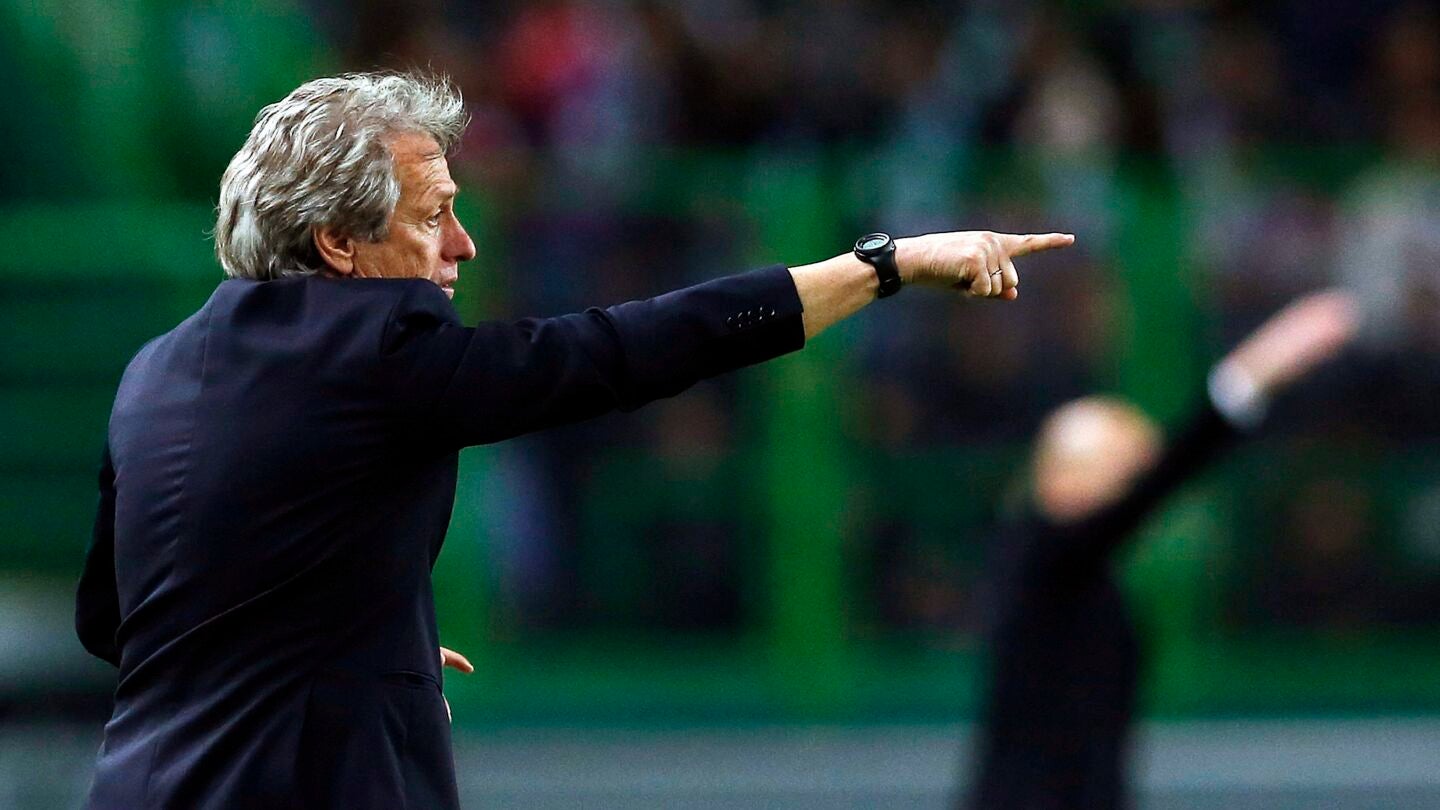 Jorge Jes&uacute;s dando &oacute;rdenes a sus jugadores