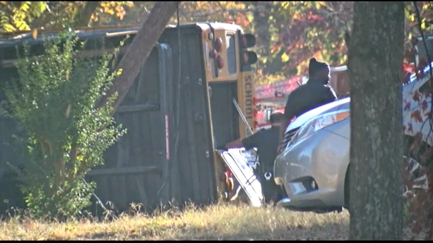 Frame 0.654309 de: Al menos seis niños muertos en el choque de un autobús escolar contra un árbol en Tennessee Frame 0.654309 de: Al menos seis niños muertos en el choque de un autobús escolar contra un árbol en Tennessee