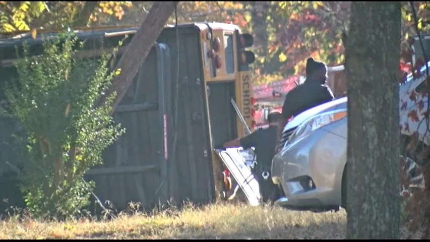 Frame 0.654309 de: Al menos seis niños muertos en el choque de un autobús escolar contra un árbol en Tennessee