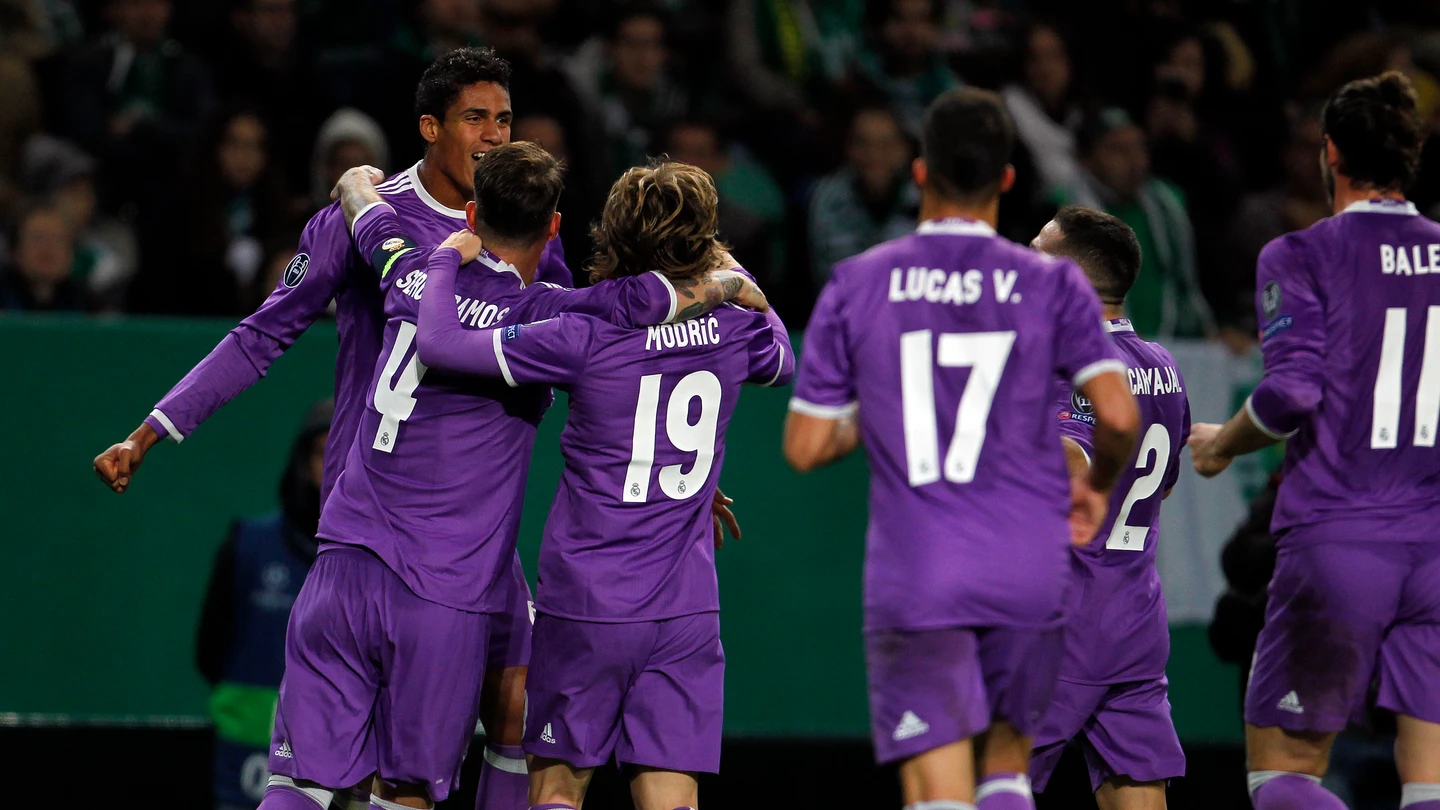 Varane celebra con sus compañeros su gol ante el Sporting de Portugal Varane celebra con sus compañeros su gol ante el Sporting de Portugal