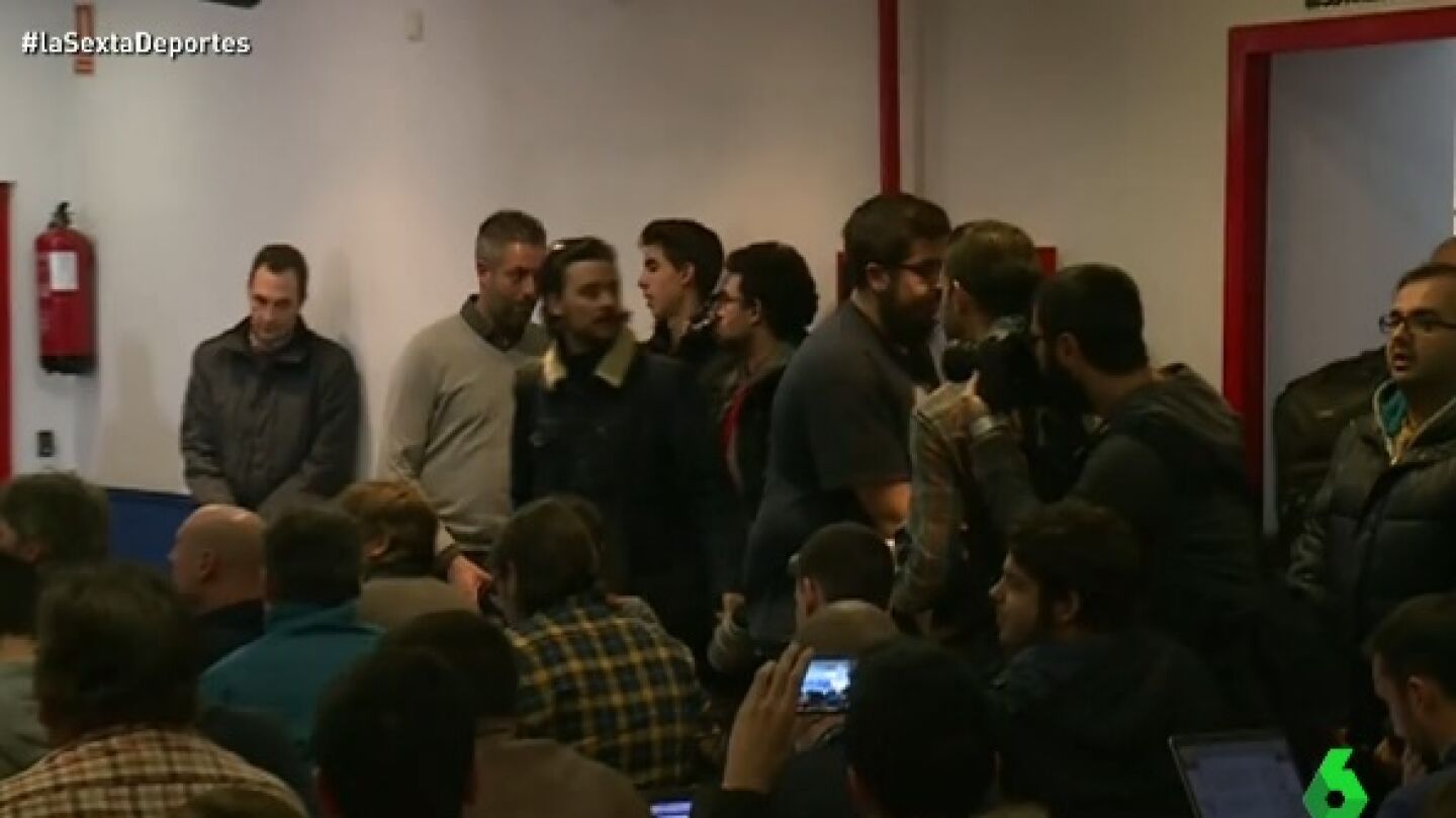 Los fot&oacute;grafos abandonan la rueda de prensa de Cocu