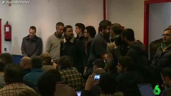 Los fotógrafos abandonan la rueda de prensa de Cocu
