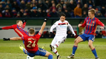 Chicharito dispara a puerta ante la defensa del CSKA