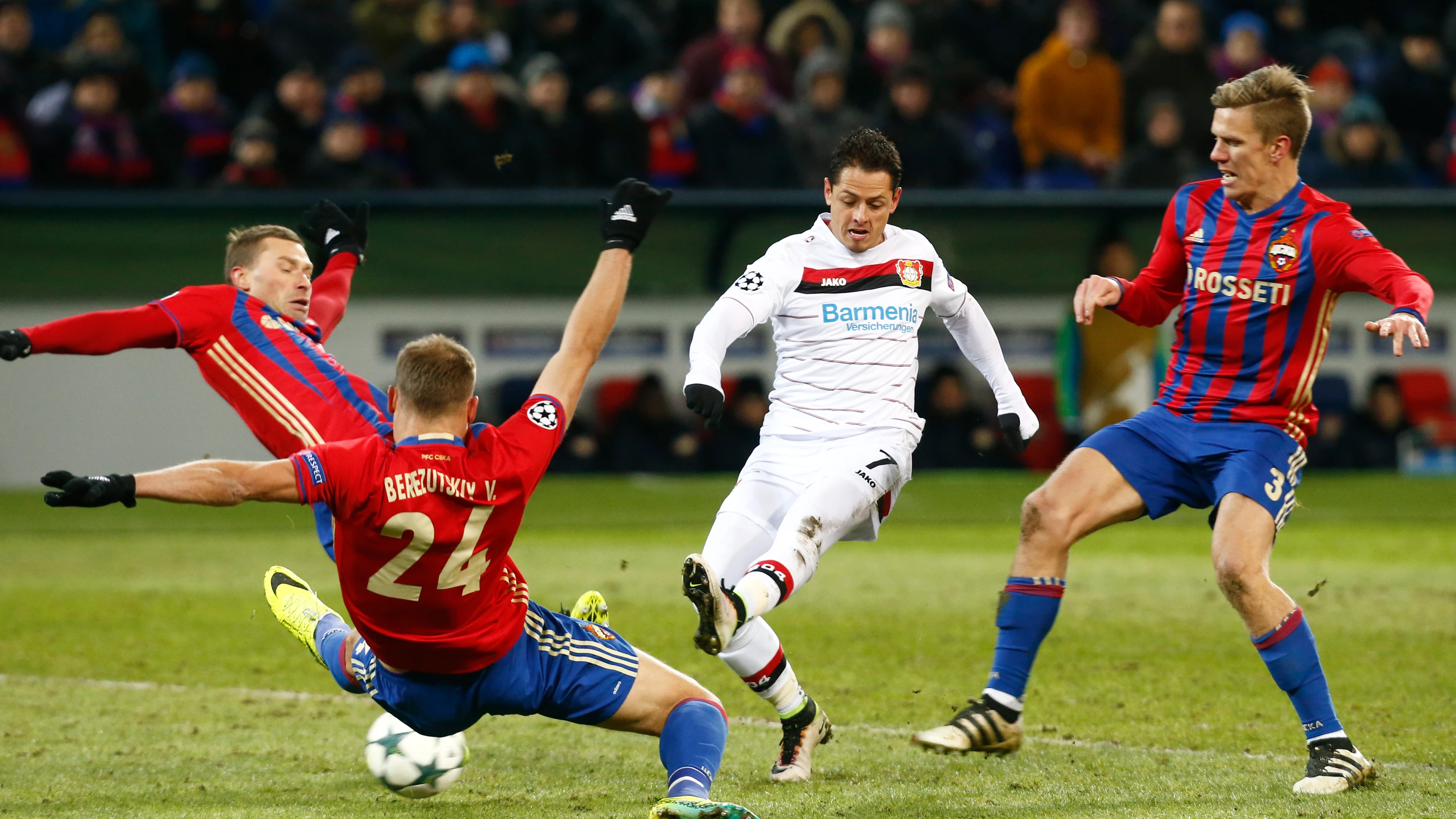 Chicharito dispara a puerta ante la defensa del CSKA