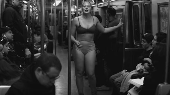 Una modelo da un discurso sobre los c&aacute;nones de belleza en el metro de Nueva York