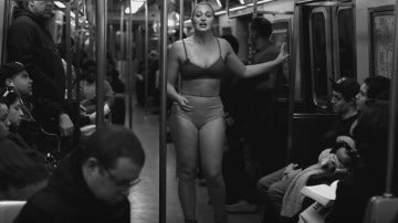 Una modelo da un discurso sobre los cánones de belleza en el metro de Nueva York