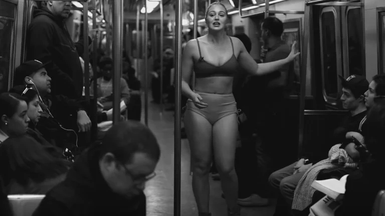 Una modelo da un discurso sobre los cánones de belleza en el metro de Nueva York