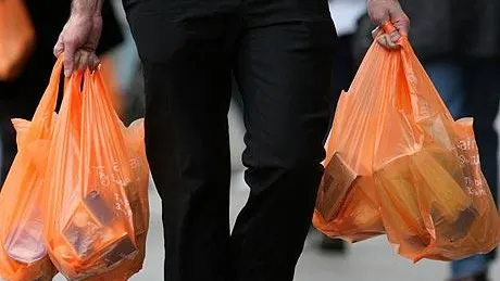 Hombre con bolsas de plástico