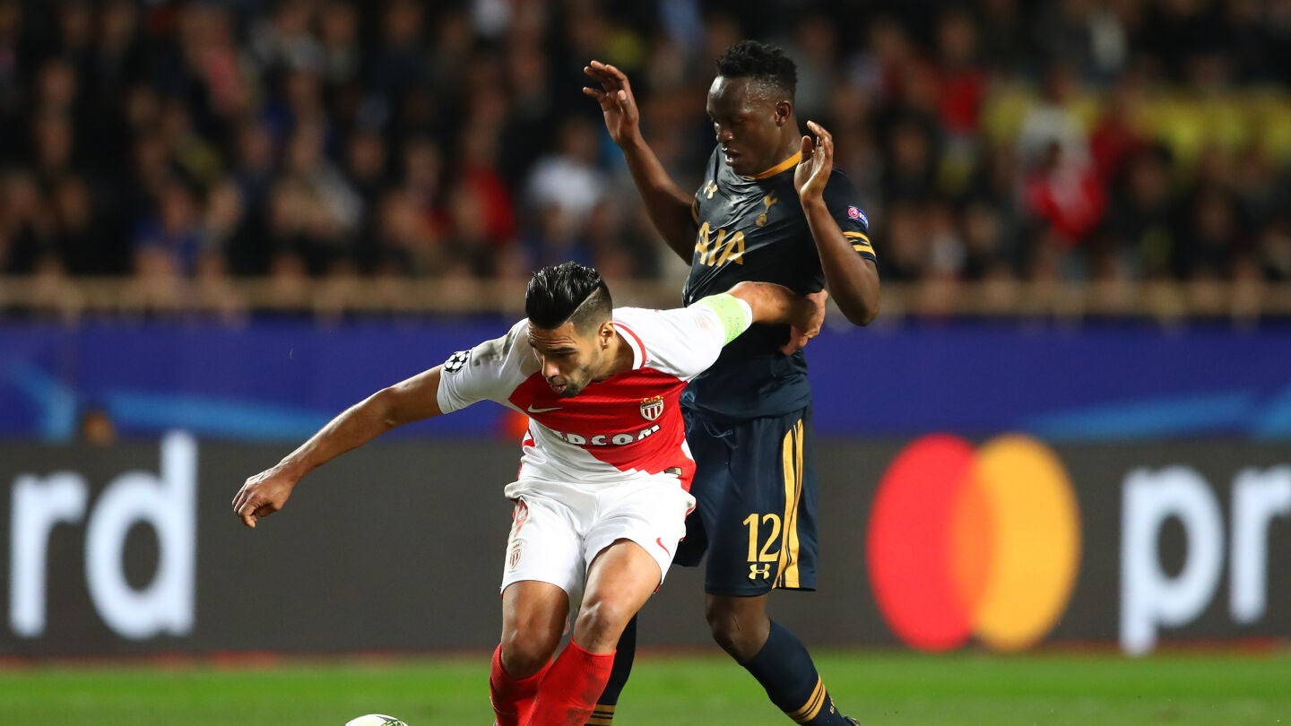 Falcao protege un bal&oacute;n