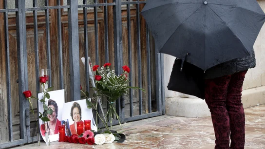 Flores en recuerdo a Barberá en el Ayuntamiento de Valencia Flores en recuerdo a Barberá en el Ayuntamiento de Valencia