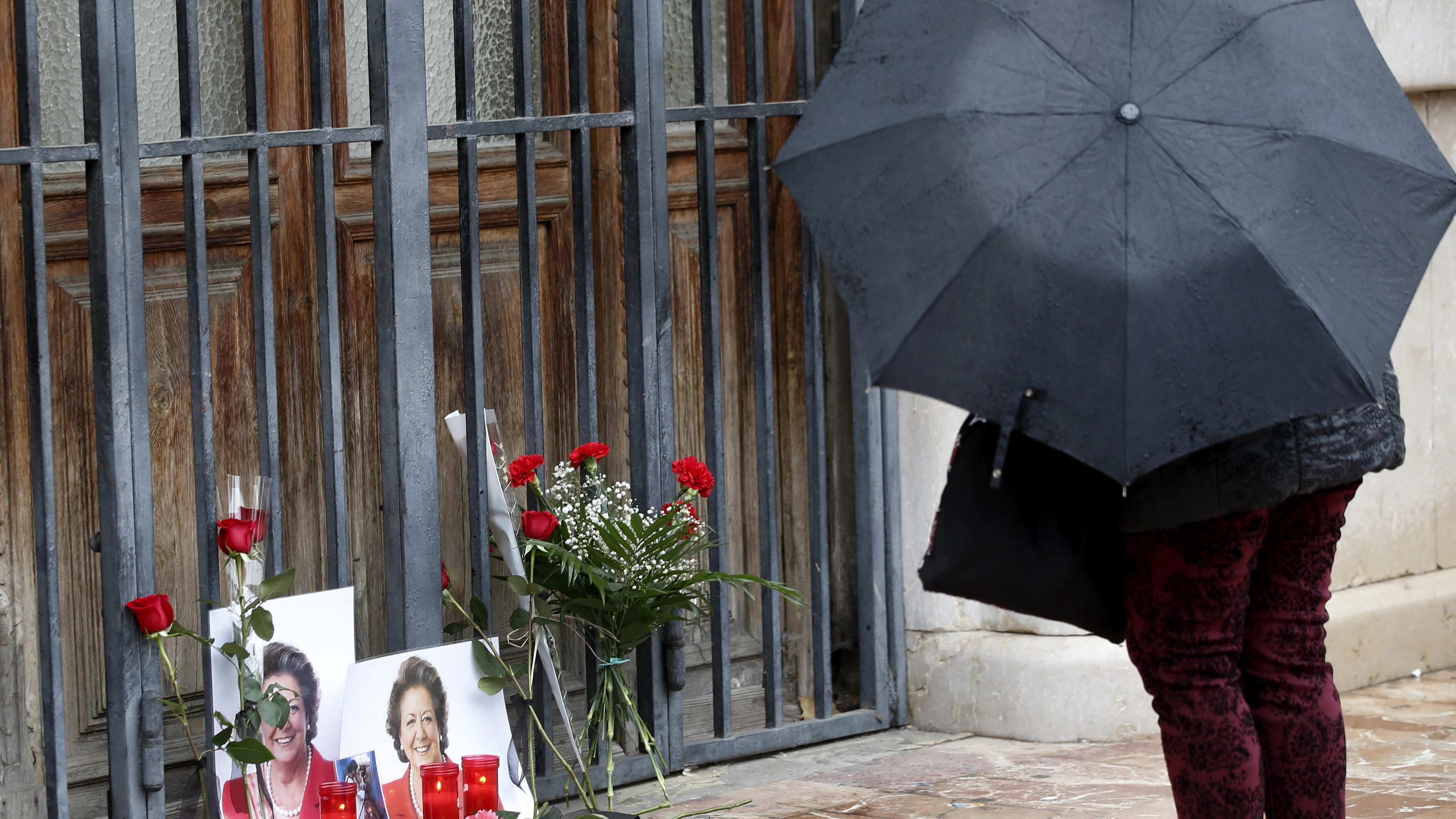 Flores en recuerdo a Barberá en el Ayuntamiento de Valencia