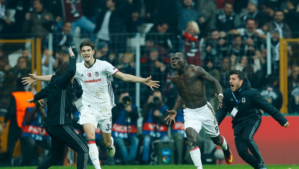 Aboubakar celebra su gol contra el Benfica