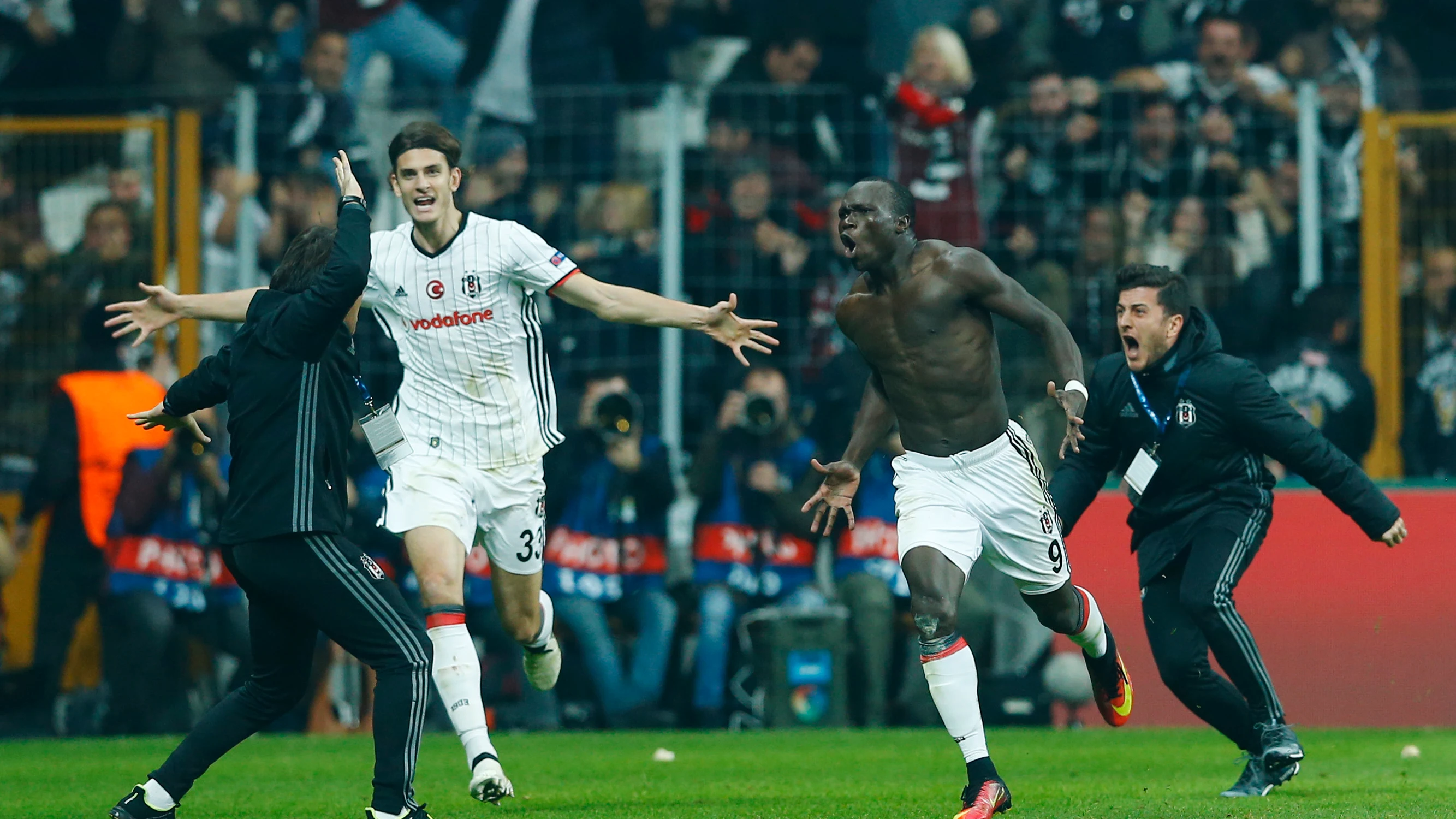 Aboubakar celebra su gol contra el Benfica