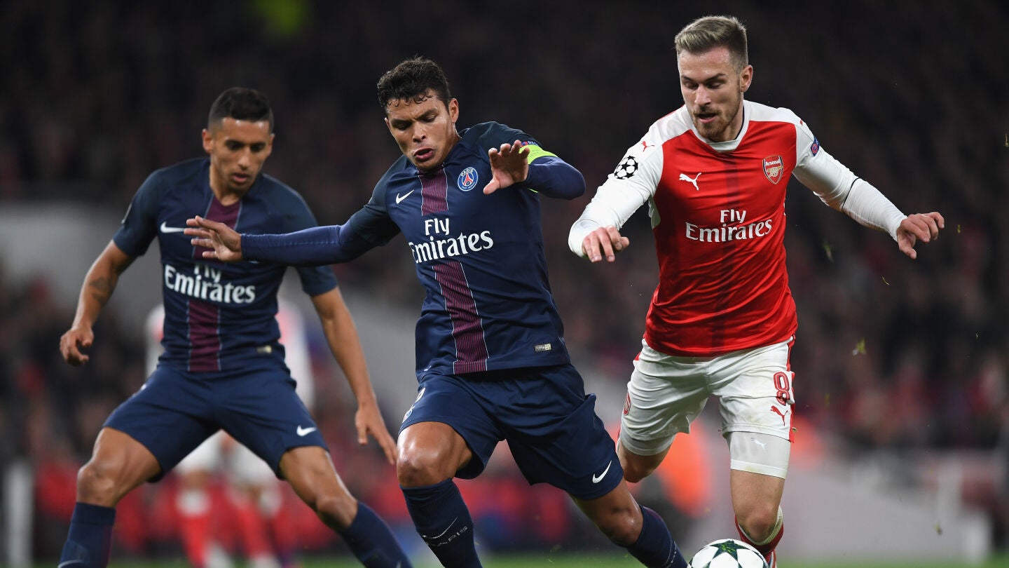 Thiago Silva y Aaron Ramsey disput&aacute;ndose un bal&oacute;n