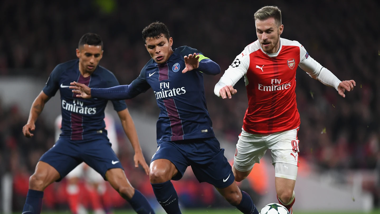Thiago Silva y Aaron Ramsey disputándose un balón Thiago Silva y Aaron Ramsey disputándose un balón
