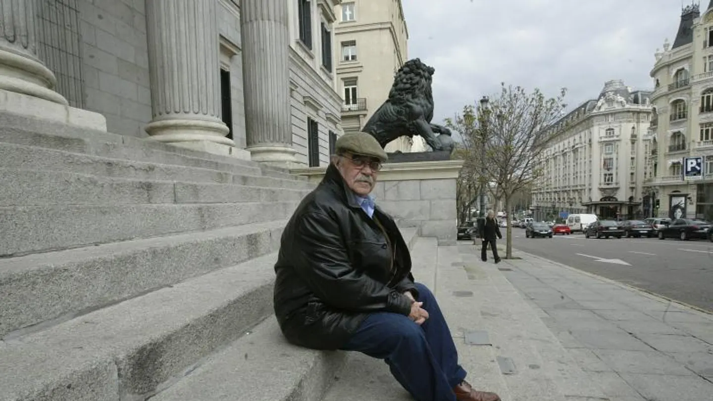 José Antonio Labordeta a las puertas del Congreso José Antonio Labordeta a las puertas del Congreso