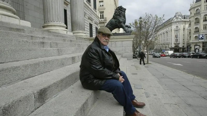 José Antonio Labordeta a las puertas del Congreso