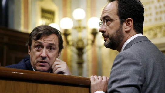 Rafael Hernando y Antonio Hernando conversan tras conocer la muerte de Rita Barberá Rafael Hernando y Antonio Hernando conversan tras conocer la muerte de Rita Barberá