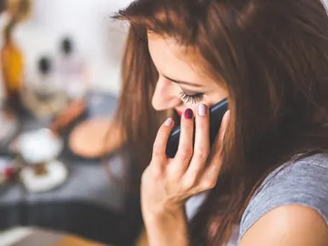 Una mujer habla por el teléfono móvil Una mujer habla por el teléfono móvil