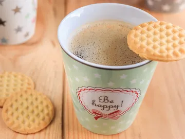 Café con leche y una galleta Café con leche y una galleta