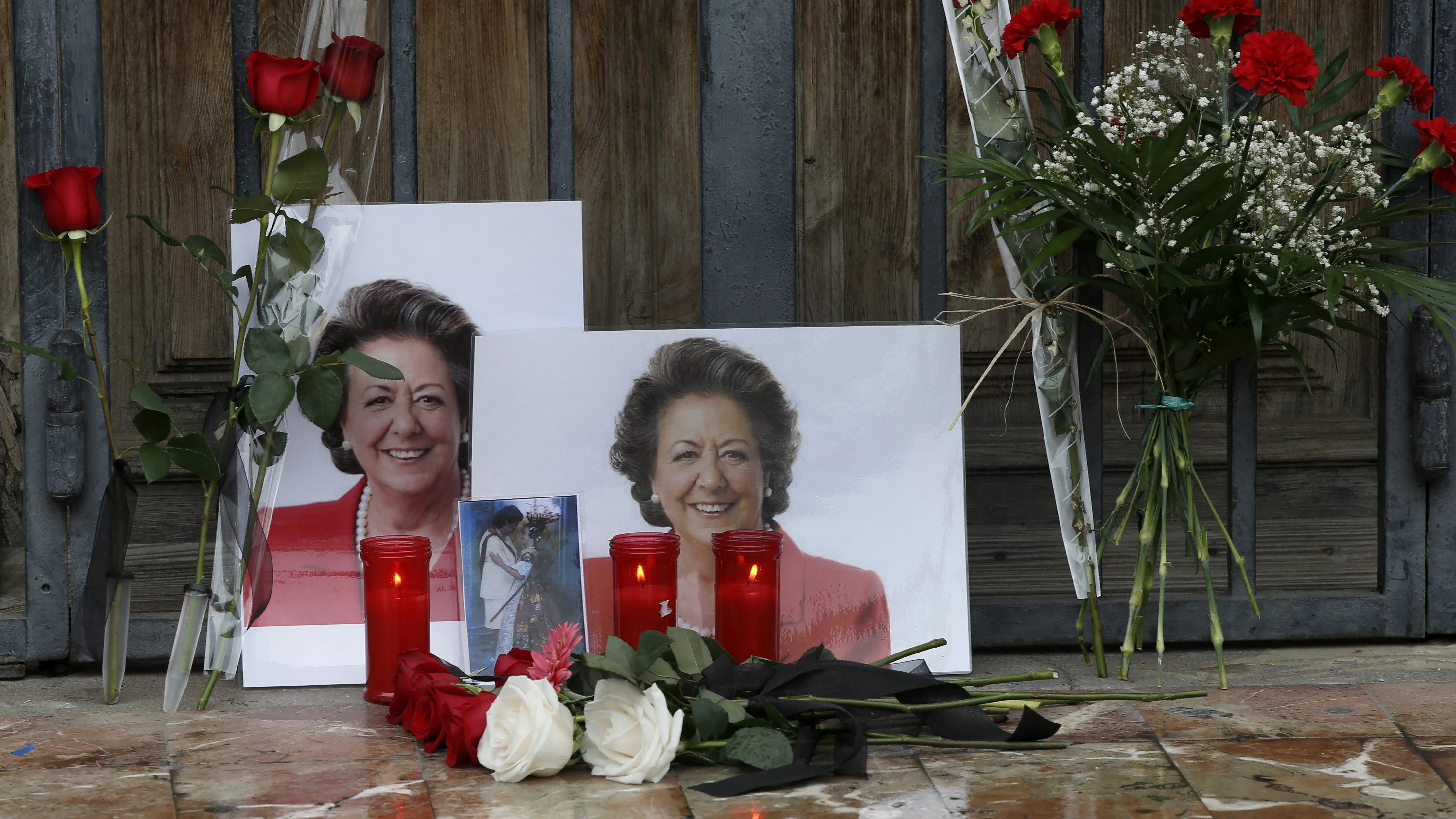 Flores y velas en homenaje a Rita Barberá