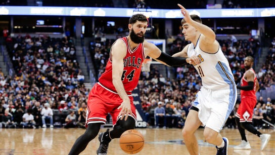 Nikola Mirotic conduce el bal&oacute;n ante Juancho Hernang&oacute;mez