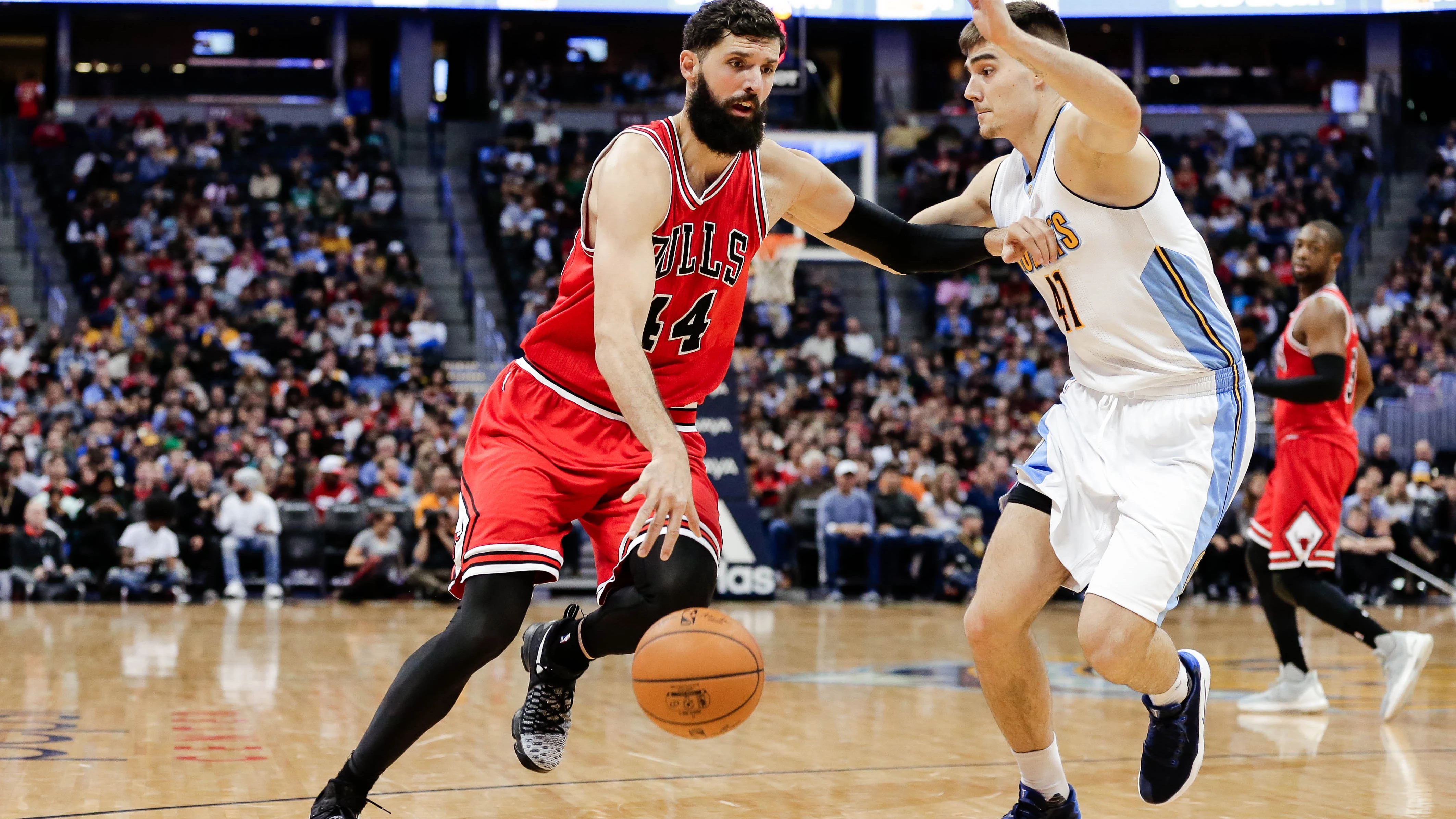 Nikola Mirotic conduce el balón ante Juancho Hernangómez